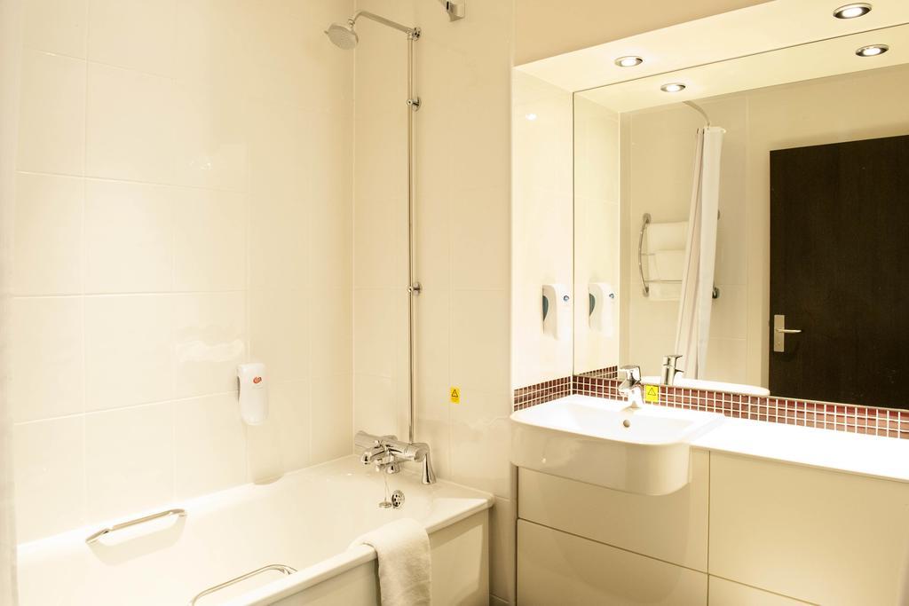 Premier Inn Uttoxeter ภายนอก รูปภาพ